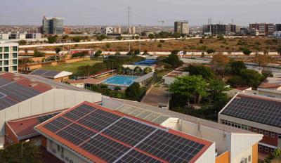 Paneles solares en la Escuela Internacional de Luanda (Angola).
