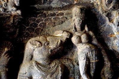 Cuevas de Ellora (Maharashtra, India)  Representación del dios Visnú como jabalí en la cueva 14.