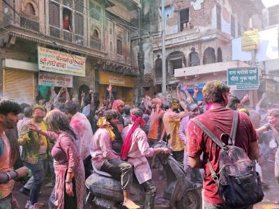 Holi in Mathura (Uttar Pradesh, India) - Logistics