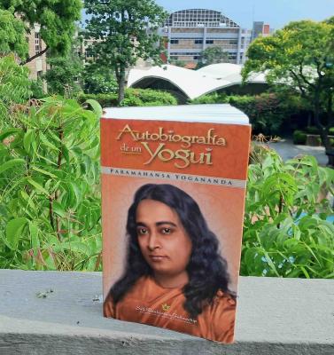 Libros: ¨Autobiografía de un yogui¨, de Paramahansa Yogananda.