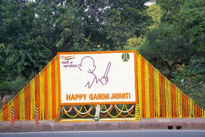 Gandhi Jayanti 2023  Carteles florales en Nueva Delhi.