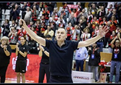 El Spar Girona, entrenado por Roberto &Iacute;&ntilde;iguez de Heredia, se mete en la Final Six de la Euroliga femenina.